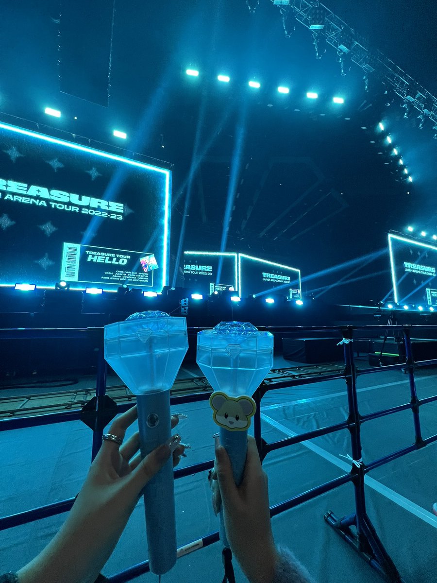 m_s2chan_'s tweet photo. 230104 TREASURE IN SAITAMA

トレに会いに行ってきたらまさかの最前でいっぱい構ってもらった😭🤍💙
こんな低クオでもジフンくんに4回ぐらいペンサしてくれてありがとう🥲🐼 https://t.co/1hw9sbOAfI