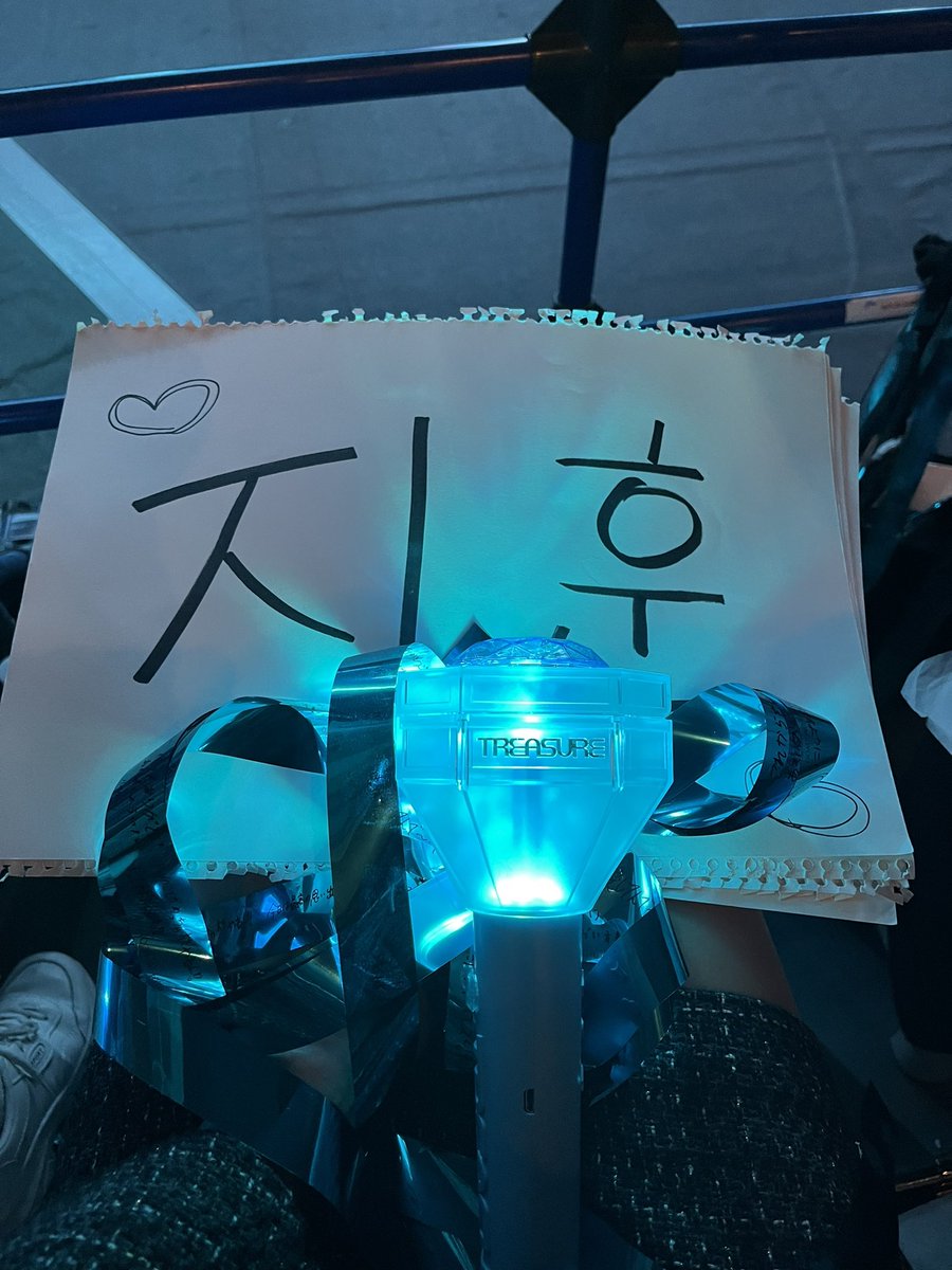 m_s2chan_'s tweet photo. 230104 TREASURE IN SAITAMA

トレに会いに行ってきたらまさかの最前でいっぱい構ってもらった😭🤍💙
こんな低クオでもジフンくんに4回ぐらいペンサしてくれてありがとう🥲🐼 https://t.co/1hw9sbOAfI