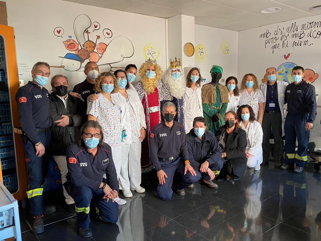 <a href="/hjoan23/">Hospital Universitari Joan XXIII</a> <a href="/icscat/">ICS. Generalitat</a> <a href="/Messer_es/">Messer Ibérica</a> 🚒 #Bomberscat hem seguit la ruta Reial per Tarragona, fins a l’Hospital de Santa Tecla <a href="/XarxaSantaTecla/">Xarxa Santa Tecla</a>

🎁 Hem aconseguit entregar tots els regals als infants hospitalitzats, i també han tingut l’honor de conèixer Ses Majestats en persona! 👑
