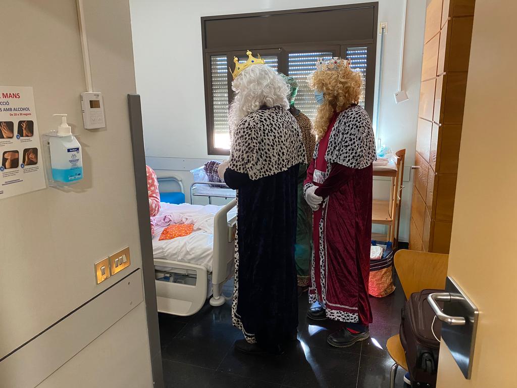 bomberscat's tweet photo. @hjoan23 @icscat @Messer_es 🚒 #Bomberscat hem seguit la ruta Reial per Tarragona, fins a l’Hospital de Santa Tecla @XarxaSantaTecla

🎁 Hem aconseguit entregar tots els regals als infants hospitalitzats, i també han tingut l’honor de conèixer Ses Majestats en persona! 👑 https://t.co/ewUHR6XfhN