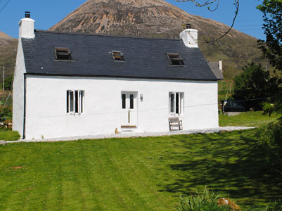 TheHolidayCots's tweet photo. Book your next vacation to Scotland and stay at Half of 14 holiday cottage. Located in the south of Skye it has beautiful sea views.
๐Sleeps 1-4
https://t.co/lQyBYCSjNE
#Torrin #Broadford #IsleofSkye #Scotland #HolidayCottage #Features #Character #SeaViews #SandyBeach #Walking https://t.co/bCmslfSxEc