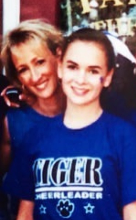 StVincentIN's tweet photo. At the age of 7, Leslie Brown watched as her mother began a 13-year battle with breast cancer. Her experience led her to become an oncologist, working alongside the doctor that cared for her mother. Read more from @WEHTWTVWlocal: https://t.co/bbfOWAjaI4 https://t.co/X8j3pI3nkO