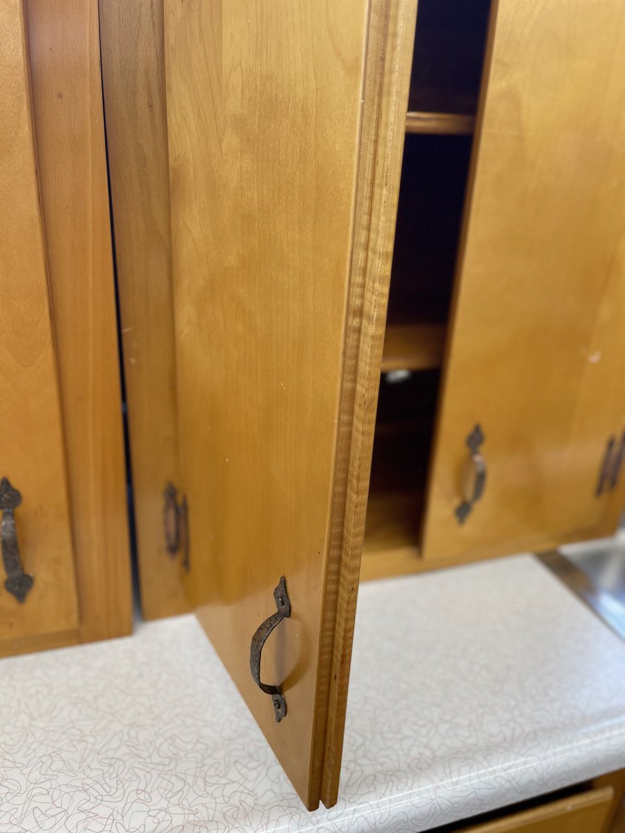 BuildingValue's tweet image. Classic mid-century handcrafted cabinet set. Boxes, paneling, drawers, and doors are all solid wood. This set has been well maintained and is in good condition. This set is ~19 linear feet and has 6 base cabinets and 6 wall cabinets.