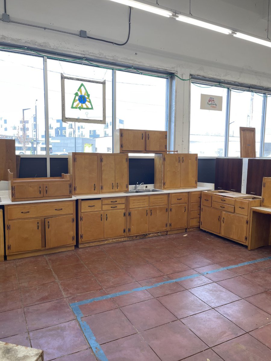 BuildingValue's tweet image. Classic mid-century handcrafted cabinet set. Boxes, paneling, drawers, and doors are all solid wood. This set has been well maintained and is in good condition. This set is ~19 linear feet and has 6 base cabinets and 6 wall cabinets.