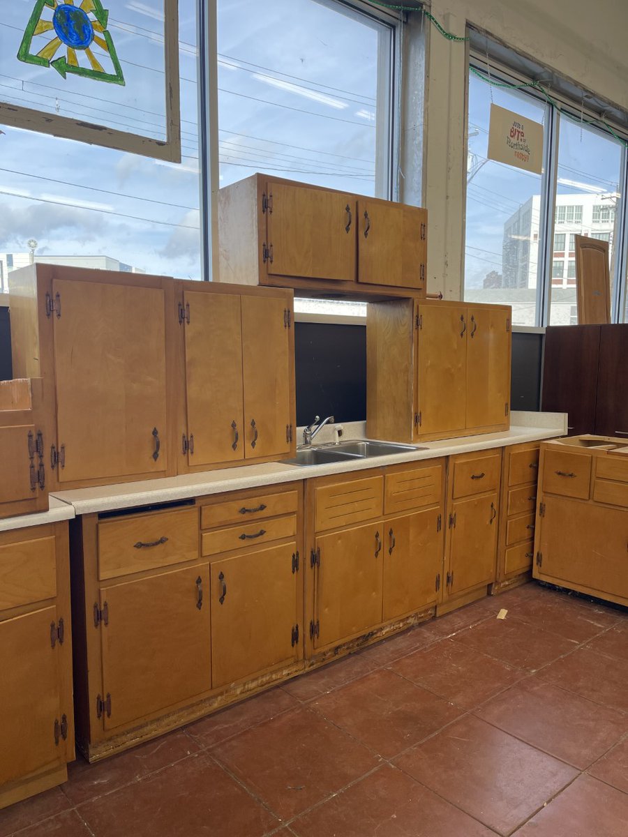 BuildingValue's tweet image. Classic mid-century handcrafted cabinet set. Boxes, paneling, drawers, and doors are all solid wood. This set has been well maintained and is in good condition. This set is ~19 linear feet and has 6 base cabinets and 6 wall cabinets.
