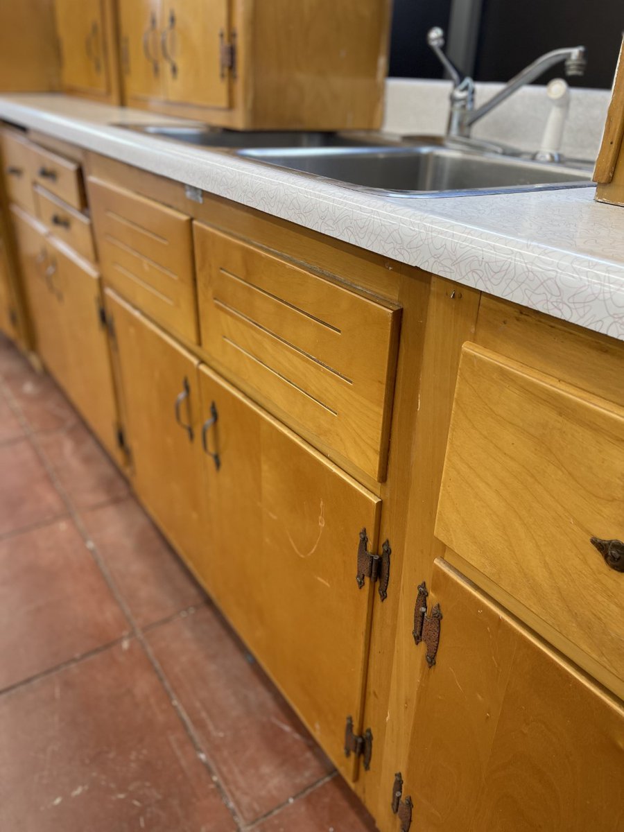 BuildingValue's tweet image. Classic mid-century handcrafted cabinet set. Boxes, paneling, drawers, and doors are all solid wood. This set has been well maintained and is in good condition. This set is ~19 linear feet and has 6 base cabinets and 6 wall cabinets.