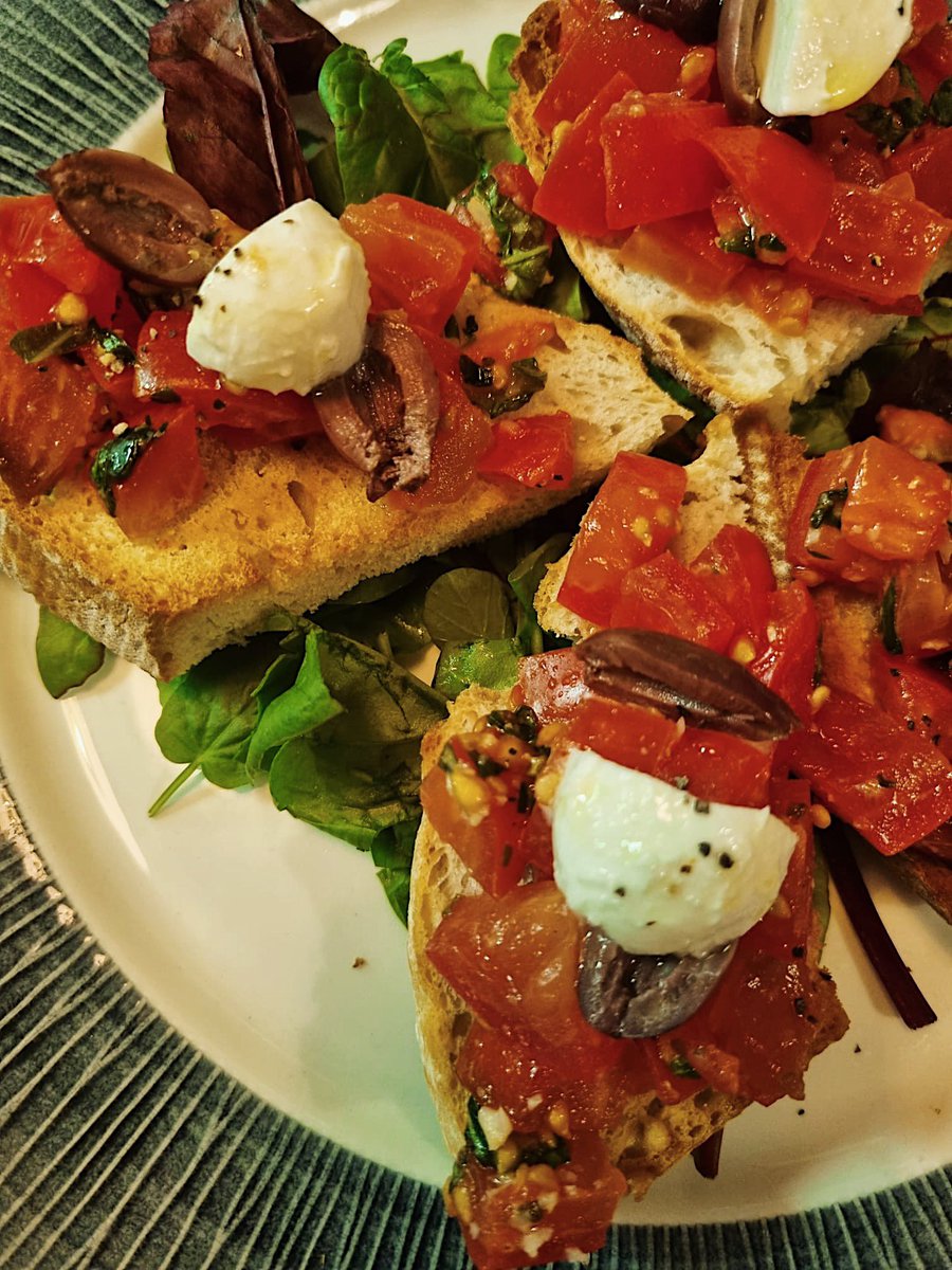 PacinosDublin's tweet photo. Toasted rustic bread topped with plum tomato, garlic, olive oil, basil, mozzarella and black olives - now that’s a lunchtime snack 🤌🏼 https://t.co/qZQttKWSiq