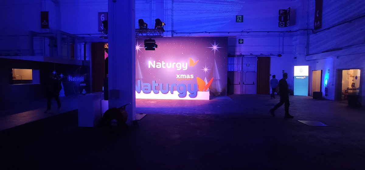 ElencoAv's tweet photo. Hace unos días acompañados de @VaranoProducciones creamos un ambiente muy navideño para @Naturgy  Montamos 2 proyectores Panasoic de 20000 lumens con un blending en el interior. En la fachada del edificio pusimos otros 2 proyectores, uno de ellos con una óptica ultracorta de 0,36 https://t.co/UCOGn0DDSQ
