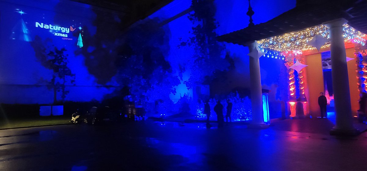 ElencoAv's tweet photo. Hace unos días acompañados de @VaranoProducciones creamos un ambiente muy navideño para @Naturgy  Montamos 2 proyectores Panasoic de 20000 lumens con un blending en el interior. En la fachada del edificio pusimos otros 2 proyectores, uno de ellos con una óptica ultracorta de 0,36 https://t.co/UCOGn0DDSQ