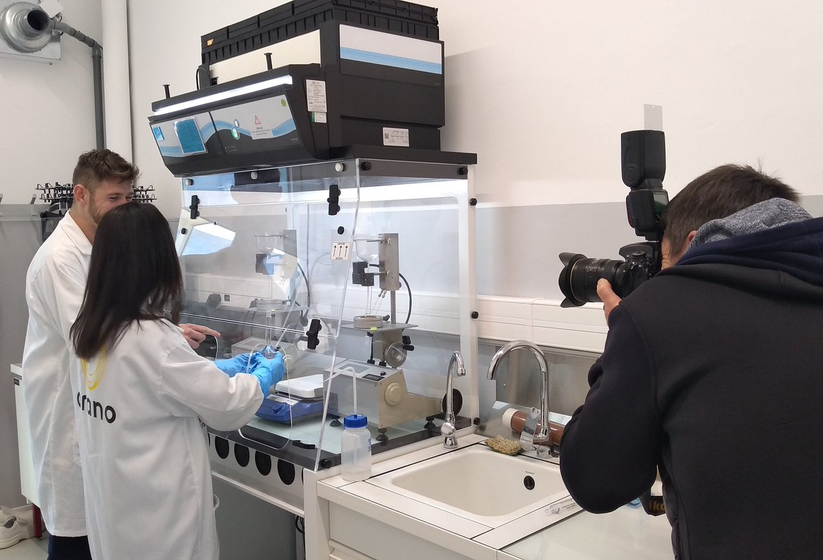 OranoMelox's tweet photo. #Apprentissage Tournage photo avec Louis, référent  laboratoire de surveillance de l'#environnement et Aleyna, son alternante en BTS métiers chimie. La transmission du savoir-faire entre un ancien élève du lycée Ste-Marie Bagnols et la jeune génération #nucleaire #OranoRecrute https://t.co/gdPkkmHPIf