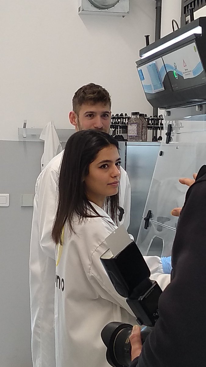 OranoMelox's tweet photo. #Apprentissage Tournage photo avec Louis, référent  laboratoire de surveillance de l'#environnement et Aleyna, son alternante en BTS métiers chimie. La transmission du savoir-faire entre un ancien élève du lycée Ste-Marie Bagnols et la jeune génération #nucleaire #OranoRecrute https://t.co/gdPkkmHPIf
