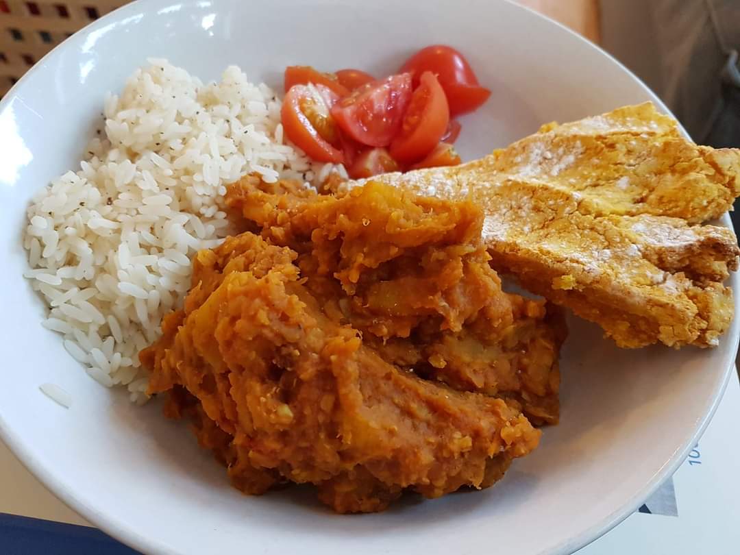 PETRA_READ's tweet photo. So today I've made delicious warming Lentil Dahl and Butternut Squash Bread served with Basmati and chopped tomatoes 👌🏻
#Veganuary #vegan #homecooking #healthy https://t.co/GwrwF53pws