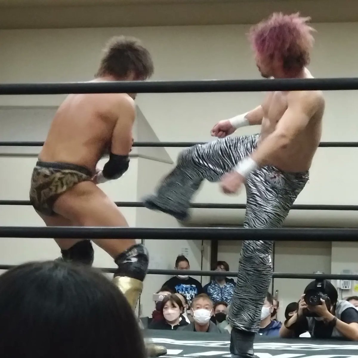 Utaro17170792's tweet image. １５分以上に渡るエルボーと蹴りの応酬に震えた
((((；ﾟДﾟ))))ｶﾞｸｶﾞｸﾌﾞﾙﾌﾞﾙ

#ガンプロ
#GunPro
#渡瀬瑞基
#前口太尊