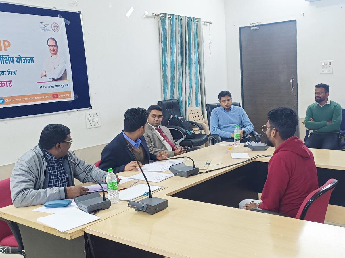 CMYIP_'s tweet photo. मुख्यमंत्री युवा इंटर्नशिप योजना
#MukhyamantriJansevaMitra

धार जिले में "मुख्यमंत्री जनसेवा मित्र" के लिए साक्षात्कार हुए. कलेक्टर श्री @PriyankM_IAS एवं जिला पंचायत सीईओ श्री के.एल. मीणा ने भी युवाओं से सवाल पूछें.

#interview 
#internships 
#JansamparkMP
@collectordhar https://t.co/UlgwOUR1eR