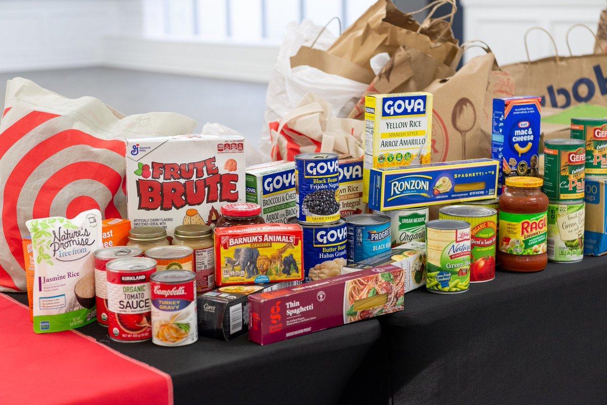 QCToday's tweet photo. Thank you, @queensfarm! Their annual food drive brought in 430 pounds of donations to the @QCKnightsTable, helping @CUNY students in need.  President @frankhwu graciously accepted the donated items yesterday in the Student Union. https://t.co/Je4FatH5hf