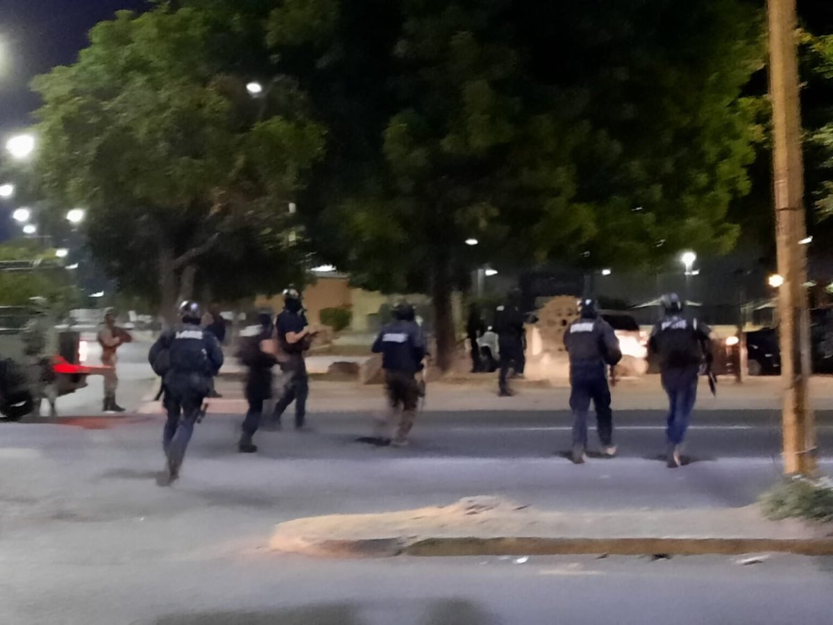 #Culiacán🚨| ¡No salga! 

Diferentes balaceras y narcobloqueos se registran en este momento en diferentes zonas de la zona rural y la ciudad de Culiacán, presuntamente por recapturar a Ovidio Guzmán.

#ObservandoEnVivo🔴| <a href="/Noticierista/">Luis Alberto Díaz</a> losnoticieristas.com/post/342775/no…