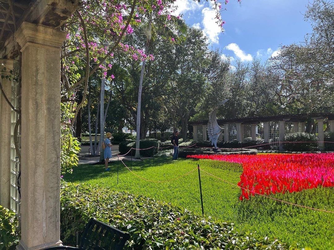 pvandalen's tweet photo. It is beautiful in the sun! If you get the chance, visit in Palm Beach in January the art installation "Compass" at the splendid venue: The Society of The Four Arts @FourArts. 9,000 brightly colored flags placed in triangles form a virtual Origami. Free entrance #patriciavandalen https://t.co/V5WoN5bEEG