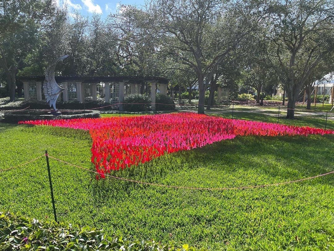 pvandalen's tweet photo. It is beautiful in the sun! If you get the chance, visit in Palm Beach in January the art installation "Compass" at the splendid venue: The Society of The Four Arts @FourArts. 9,000 brightly colored flags placed in triangles form a virtual Origami. Free entrance #patriciavandalen https://t.co/V5WoN5bEEG