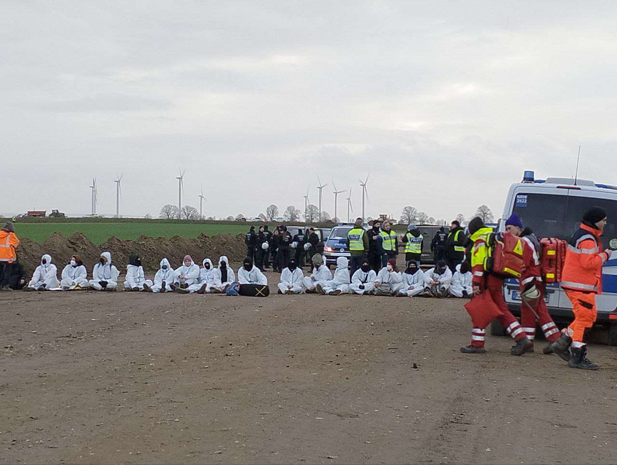 [15.00] Erfolgreiche Sitzblockade ✊

Mehrere dutzend Menschen haben die Bauarbeiten zwischen #Lützerath und Keyenberg über eine Stunde erfolgreich blockiert! Komm auch du und stell dich der Zerstörung in den Weg 🫵
Nur wenn wir viele sind, heißt es #LütziBleibt &amp; #LütziLebt