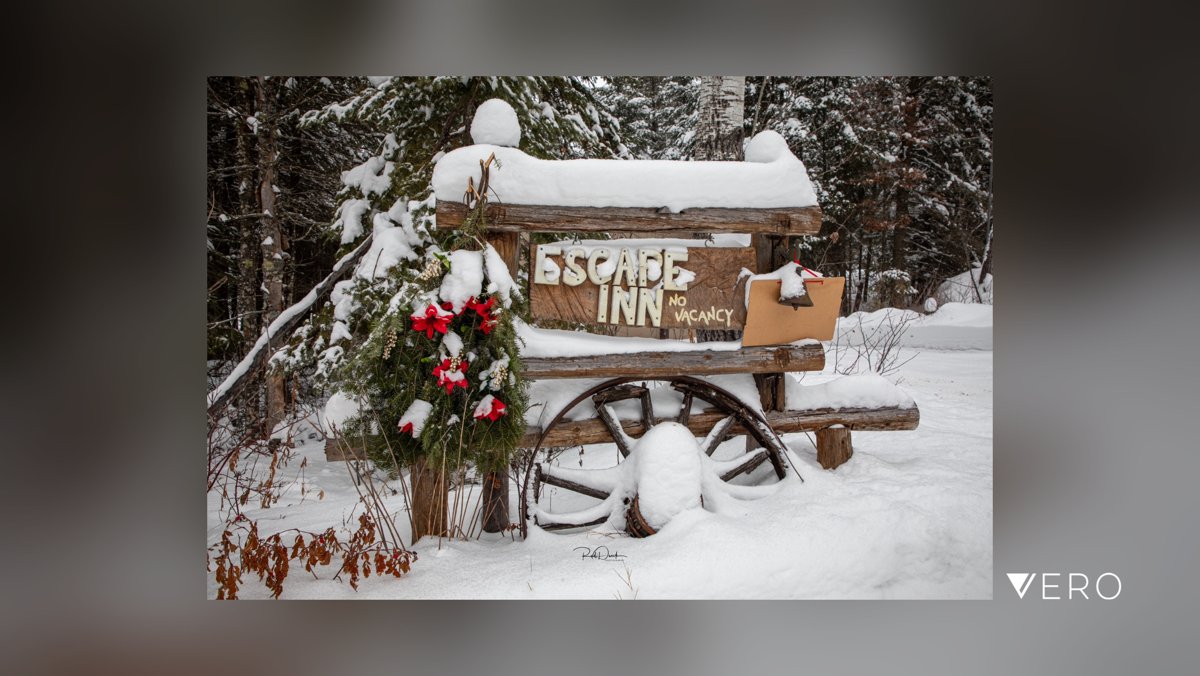 RudiDueck's tweet image. This is a sign to an entrance to a cottage. I really like the old wheel laying in the snow. ￼#WesternScript #Nature #Snow #Winter #White #Outdoors All of my Pictures have been taken with a Canon 5D Mark IV. Lenses Canon 100-400mm C… vero.co/rudidueck/rN-4…