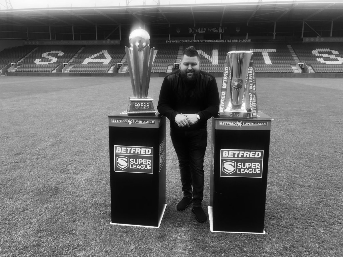 …. ⁦<a href="/Michael180Smith/">Michael Smith</a>⁩ had a dream….to be crowned World #Darts Champion and he wanted to take the trophy to his beloved ⁦<a href="/Saints1890/">St.Helens R.F.C.</a>⁩ alongside the #SuperLeague Trophy.  Today he realised his dream 🎯🏉