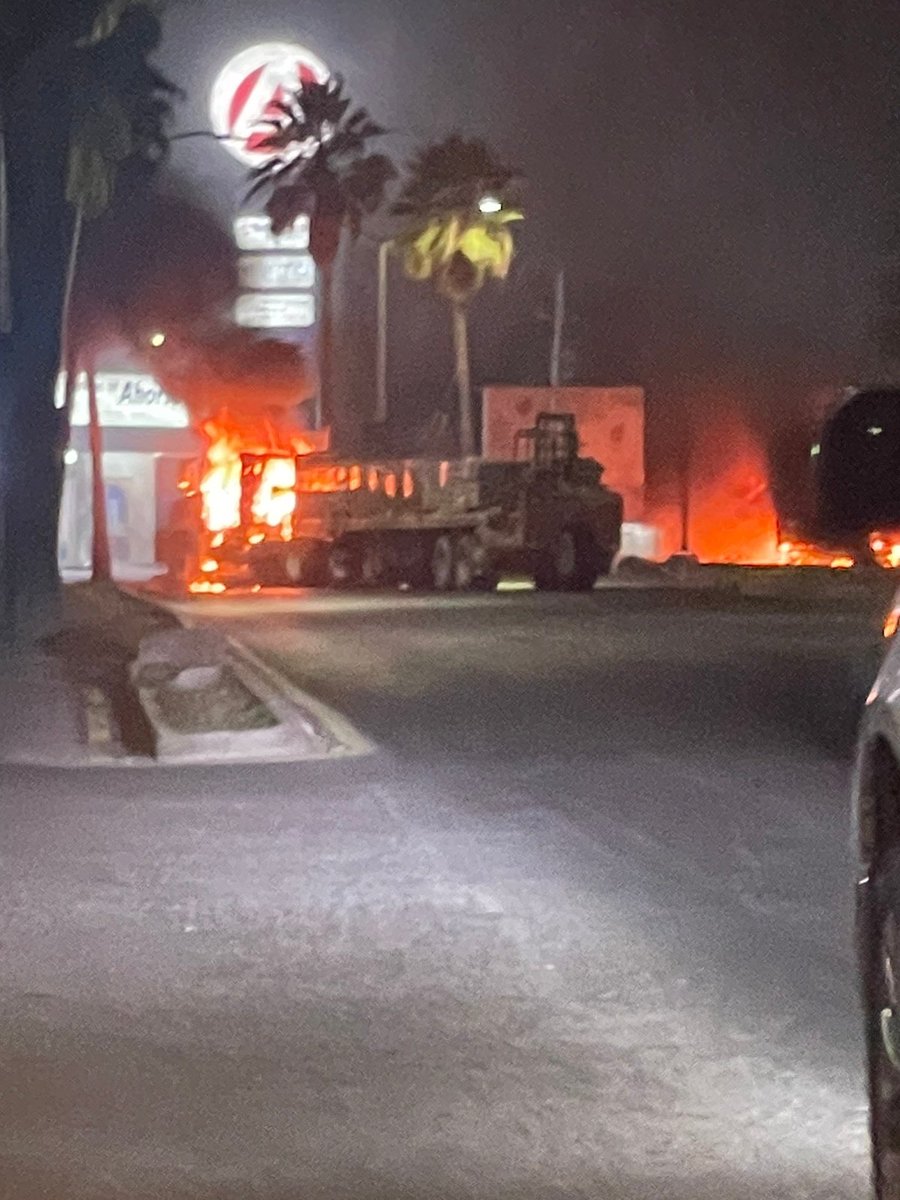 Terrible amanecer en mi amado #Culiacán! Otro #JuevesNegro!
Arde en llamas mi ciudad, balaceras, camiones incendiados, bloqueo de salidas, despojos de vehículos!
Autoridades piden NO salir de sus casas y a quienes se dirijan acá; regresarse, extremen precauciones!
Dios nos cuide!