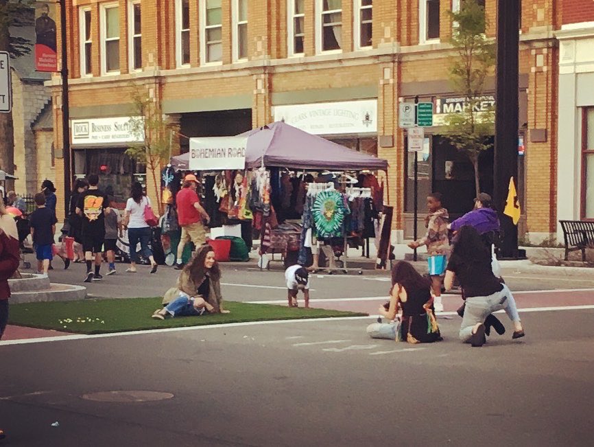 PittsCommDesign's tweet image. GM DTP on this #TBT! 

Way back in 2018 we did an experiment at Third Thursday to see what would happen if we put some fake grass, tables, and chairs in the street. People like to sit!