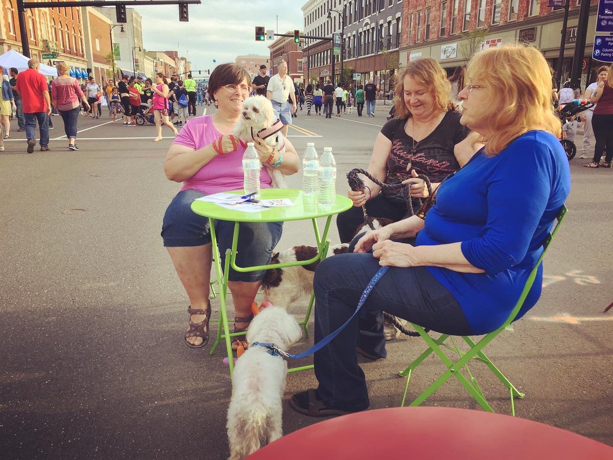 PittsCommDesign's tweet image. GM DTP on this #TBT! 

Way back in 2018 we did an experiment at Third Thursday to see what would happen if we put some fake grass, tables, and chairs in the street. People like to sit!