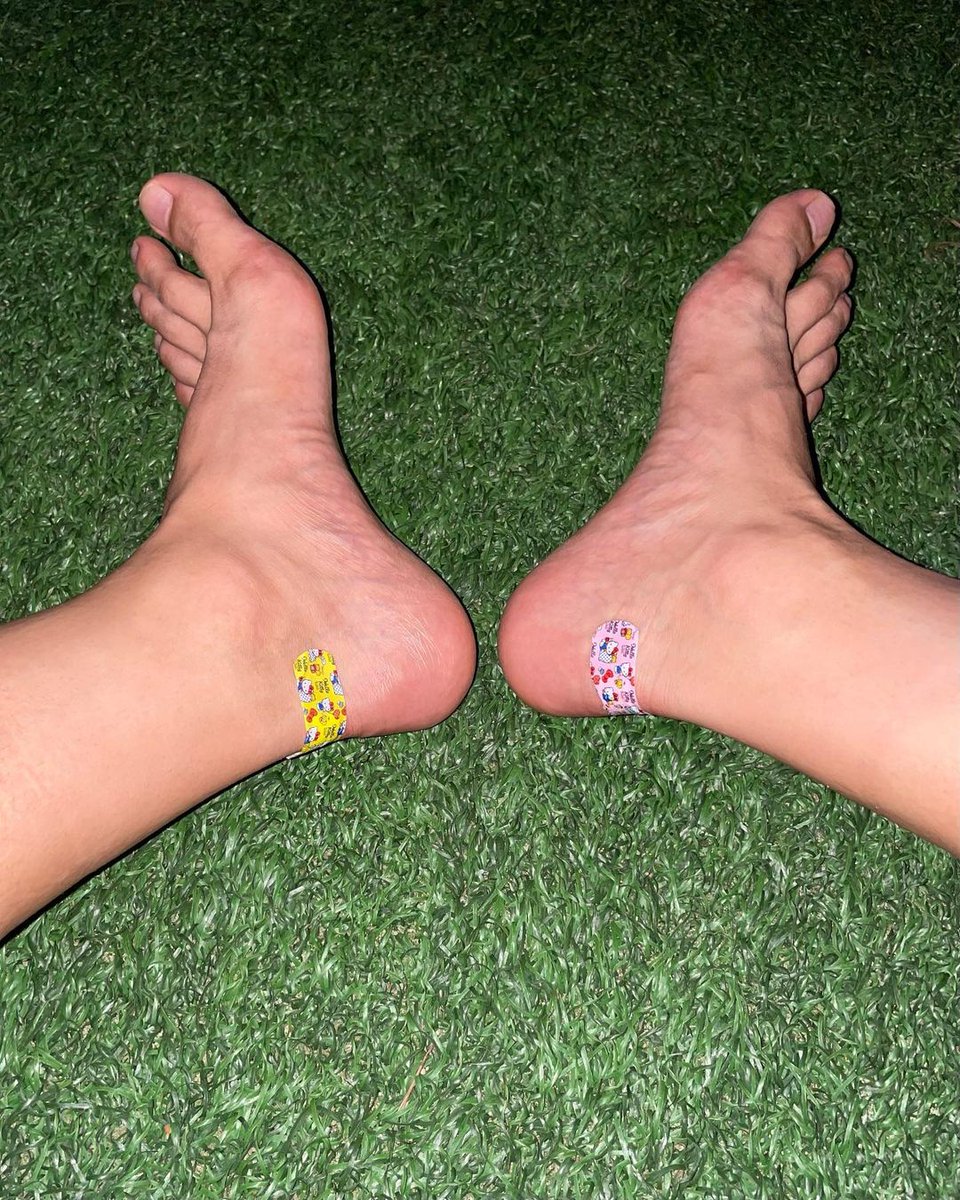 Oie!

Queria pedir desculpa por ter dado uma sumida, essa primeira semana do ano já começou botando pra foder (e não do jeito gostoso). Acho que o mais corrido já passou, então consigo estar mais presente.

Não desistam de mim, prometo que respondo todo mundo que mandou msg.
😣