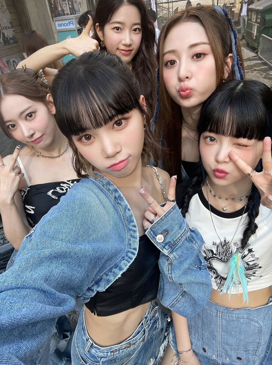 shuhja's tweet photo. FEARNOT!! we've made our comebackk. 🥰 i feel great that we can show you all good stages in the future, please look forward to our promotions a lot. FEARNOTs, don't get hurt and take care of yourselves and let's end promotions on a high note together. 💙 https://t.co/MR4s41BSZ1