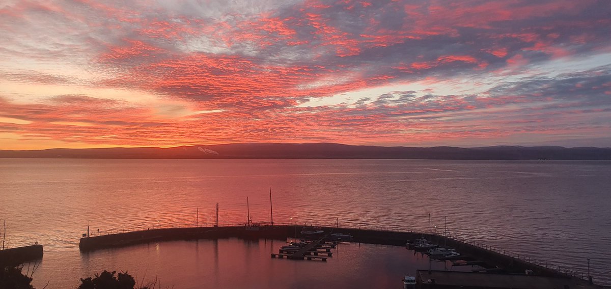 nickunderdown's tweet photo. Colourful start to the day this morning. Wishing the twitterverse a happy new year... #Altocumulus #Avoch harbour #MorayFirth https://t.co/vrcj8XuUgy