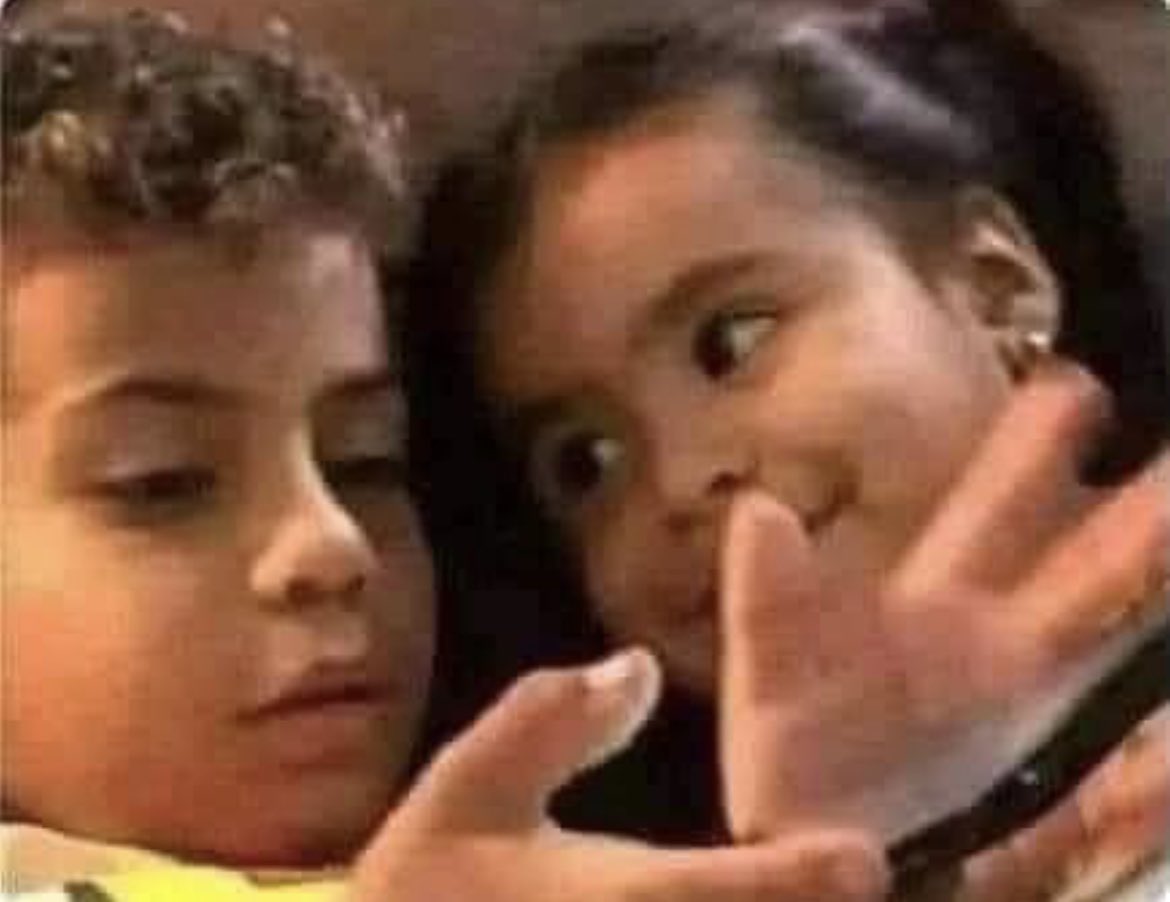 Mi novio contándome cualquier cosa q ni entiendo
Yo toda enamorada: