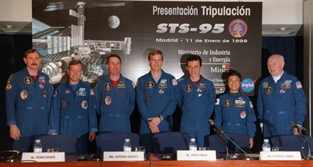 Se cumplen 25 años del primer viaje al espacio del exministro de Ciencia y astronauta español Pedro Duque, El y otras 6 personas fueron los tripulantes del transbordador espacial Discovery lanzado tal día como hoy desde Cabo Cañaveral (USA). Su segundo viaje fue en  2003.