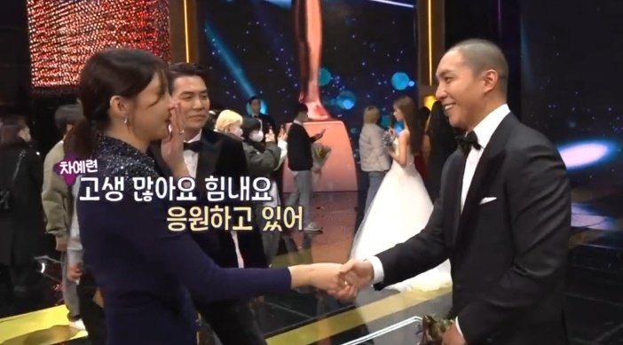 Seunggimylove's tweet photo. Seunggi with Joo Sang Wook &amp; his wife 🥰

So many other artists are supporting him, Joo Sang Wook's wife said that she's rooting for Seunggi &amp; told him to definitely win 🥺

#LeeSeungGi #이승기 #KBSDramaAwards2022 https://t.co/KqiJlFIstx