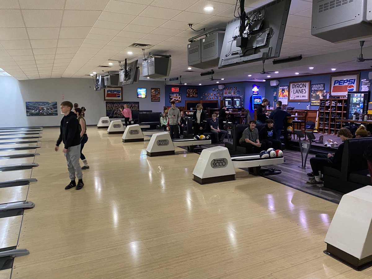 ByronHSPE's tweet photo. Lifetime Sports class working on the 4 step approach. Thank you PTO for helping make this possible! https://t.co/a0uchNW0hA