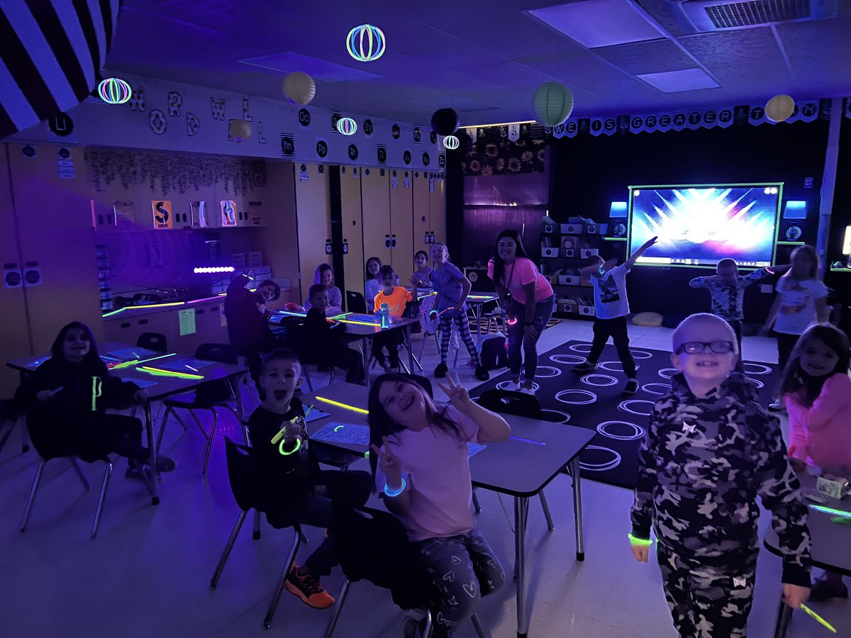 80 days of school calls for an ‘80s day!
#TheKnightWay #WeisGreater <a href="/KnightsRoos/">Knights_Roos</a>