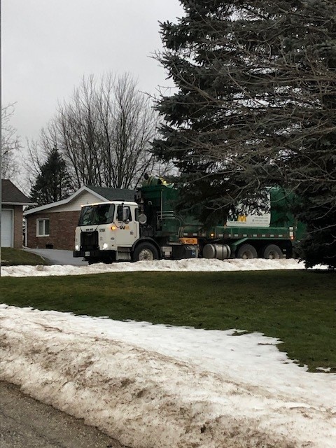 GreyHighlands1's tweet photo. Looking good #Markdale! A reminder that the wheels go toward the house, and carts should be 3 feet apart and 3 feet from obstacles. #bonusweek #greyhighlands #rollwithus https://t.co/JWECFRgRHq