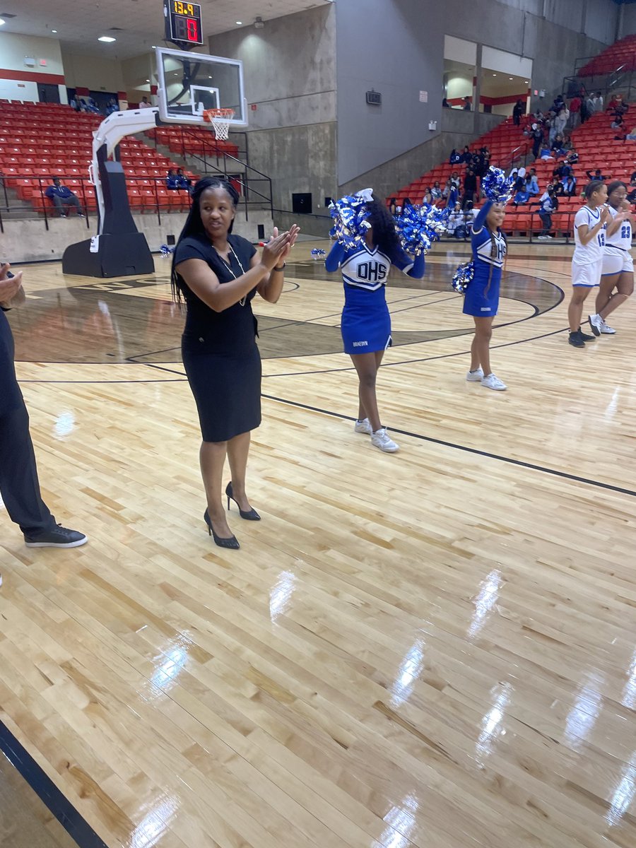 Dunbar_Wildcats's tweet photo. Lady Wildcats celebrated some alumni during last nightโs big win against Eastern Hills! Great job, ladies! @Dunbarladywild @Coach_DOliver #IBeAWildcatWhoBeYou #ThePLD https://t.co/Tu1DHGjrAC