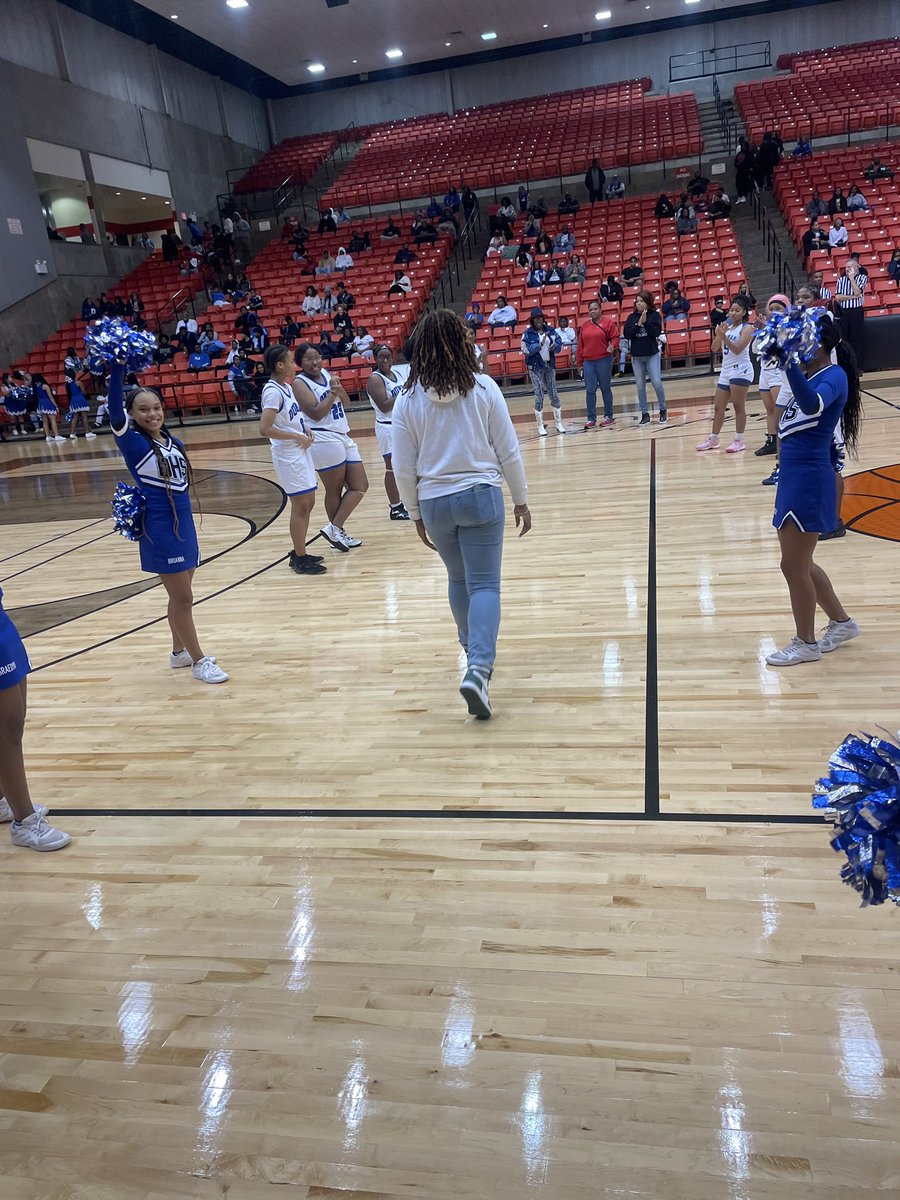 Dunbar_Wildcats's tweet photo. Lady Wildcats celebrated some alumni during last nightโs big win against Eastern Hills! Great job, ladies! @Dunbarladywild @Coach_DOliver #IBeAWildcatWhoBeYou #ThePLD https://t.co/Tu1DHGjrAC