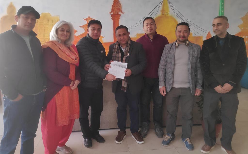 aloktuladhar's tweet photo. काठमाडौं जिल्लाको क्षेत्र नं. ६ बाट निर्वाचित संघीय सांसद माननिय सिशीर खनालज्युलाई ध्यानाकर्षण पत्र बुझाउँदै @OccupyTundikhel का अभियन्ताहरु।
सन्दर्भ: @kathmanduMetro1 @shahbalen को खुला मंचमा विनाशकारी भुमिगत पार्किङको योजना।
#BackOffKMC
#SaveOpenSpaces
#NoParkingInKhulaManch https://t.co/OZy65hhmoY
