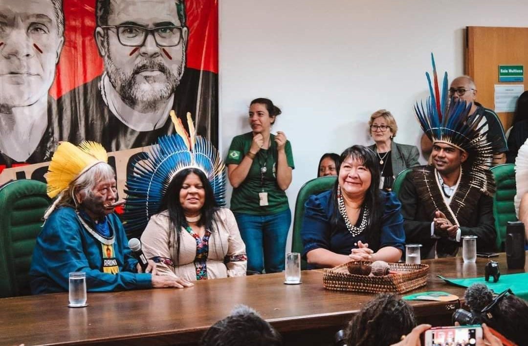 Brasil em processo de descolonização com a criação do Ministério dos Povos Indígenas, tendo <a href="/GuajajaraSonia/">Sonia Guajajara</a> à frente e <a href="/luizeloyterena/">Eloy Terena</a> como Secretário Executivo. <a href="/JoeniaWapichana/">Joenia Wapichana</a> na Presidência da @funaioficia e <a href="/weibetapeba/">Weibe Tapeba</a> na direção da SESAI. O Brasil voltou!
