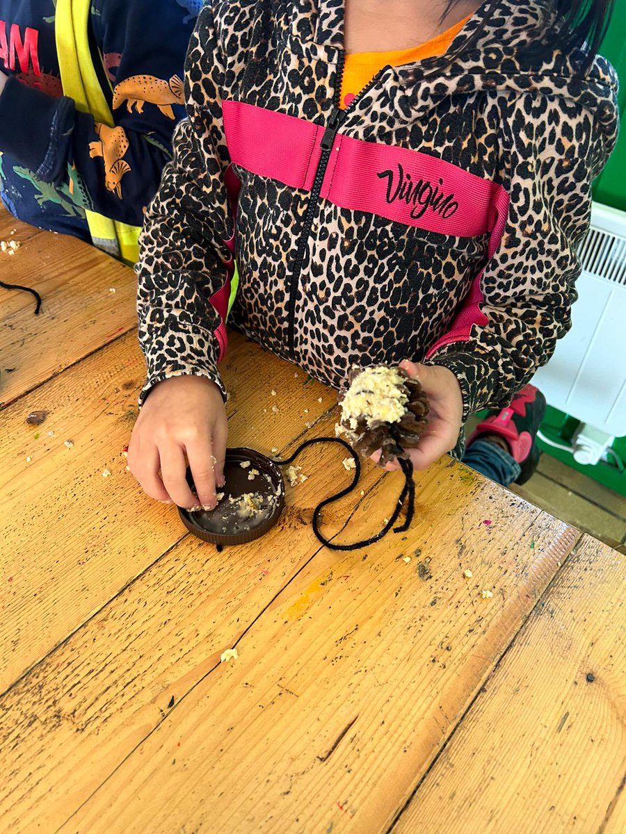 Vogelhuisjes bouwen, voederbollen maken en wintervogels spotten. Een natuuravontuur samen met Stichting Milieu Dichterbij van het NME Schiedam georganiseerd. Dat de kennis en ervaring van Peter en andere vrijwilligers aanwezig is, maakt het extra bijzonder voor de kinderen!