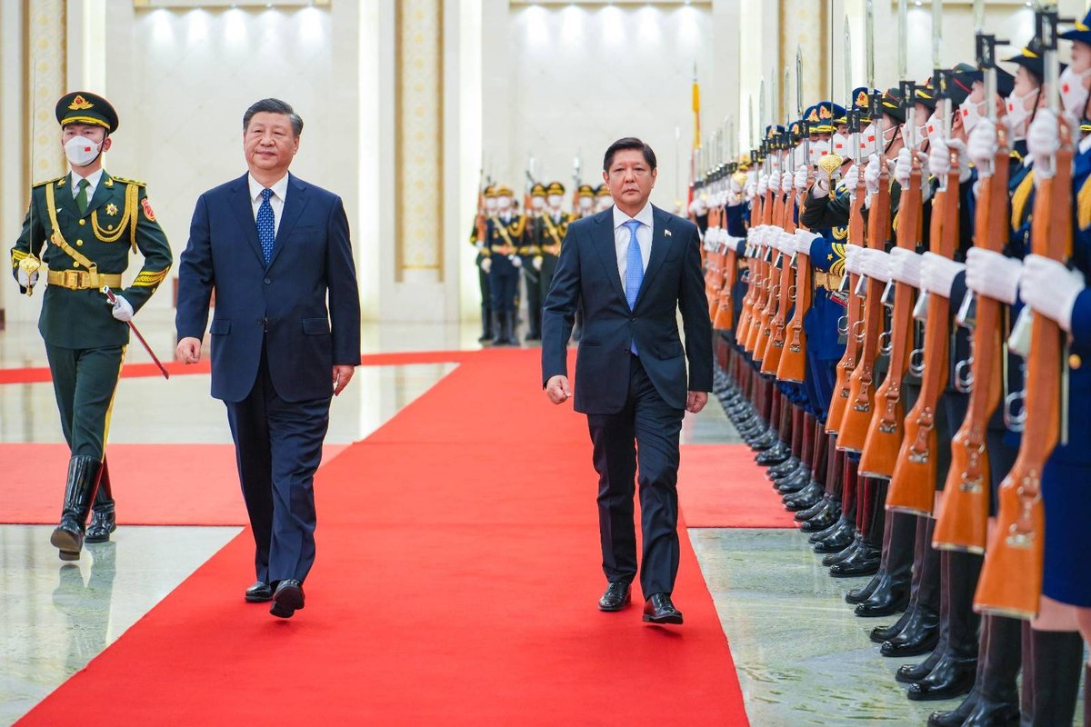 bongbongmarcos's tweet photo. Isang mainit na pagsalubong ang iginawad sa atin ni President Xi Jinping sa pagbisita natin sa kanilang bansa.

Kasama ang ibang miyembro ng gabinete at delegasyon ng Pilipinas, nagkaroon tayo ng pagkakataong mas makilala din ang ibang opisyal mula sa Tsina. https://t.co/IZfQGbb7cc