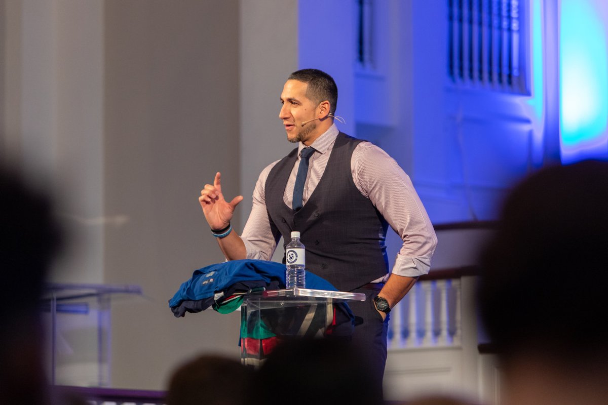 SBS_Houston's tweet photo. During today's community chapel, @Gian_Paul_G, who serves as NY Giants chaplain and is the founder of Hope + Future, encouraged students to ask, "am I giving God my best, or am I keeping something off the altar?" #SBSmoments #ThinkLiveLead https://t.co/y6S1EcrlZ6