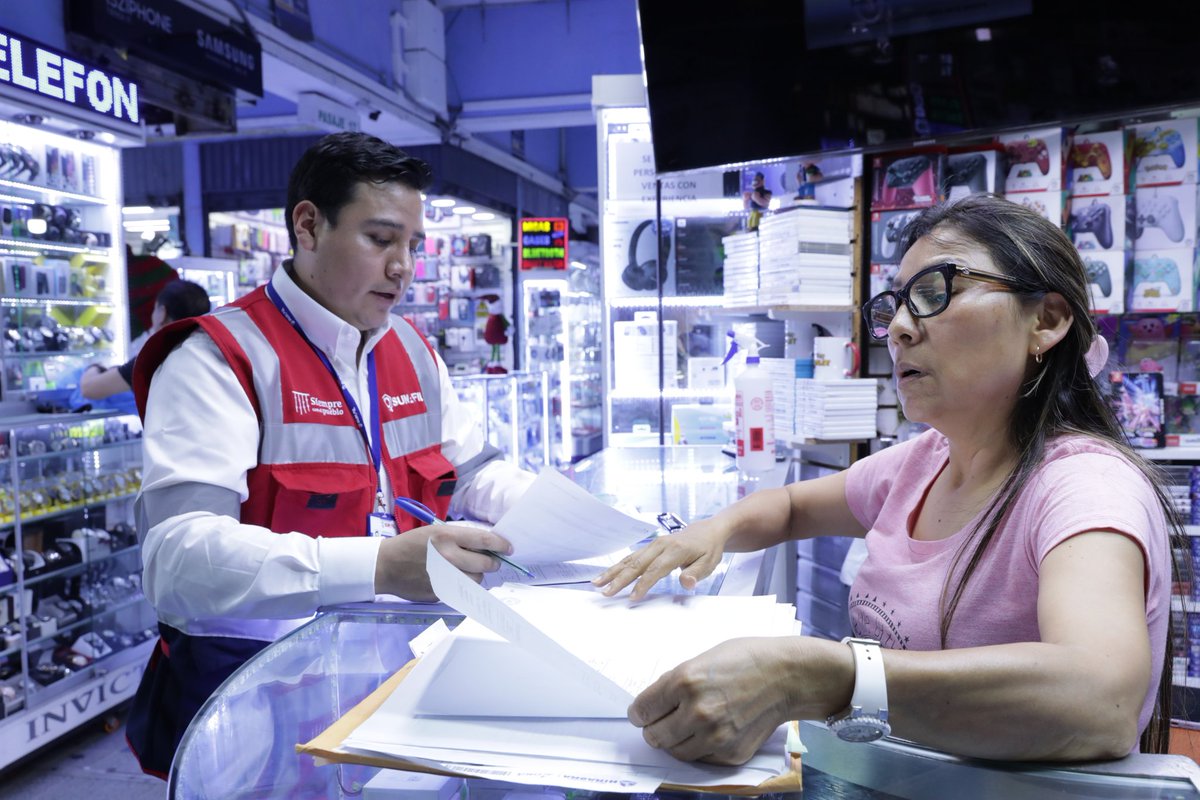 SunafilPeru's tweet photo. [AHORA]📢 
Un total de 86 inspectores de la #Sunafil participan en un operativo de asistencia técnica en las instalaciones del C.C. #PolvosAzules. Se orientó a más de 260 trabajadores sobre el cumplimiento de la normativa sociolaboral y de seguridad y salud en el trabajo. 💪⚠️🔎 https://t.co/5YnzTHwAM4