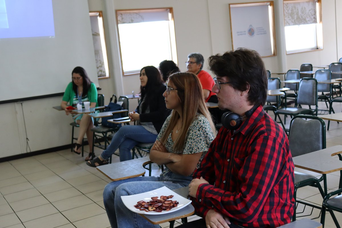 Estudiantes PUCV entregan plan de acción a emprendimientos incubados en Gen-E enfocados en la deshidratación de alimentos 🍵🍓
Los proyectos seleccionados recibieron información técnica e ideas innovadoras para mejorar sus procesos productivos.
👉bit.ly/3GJV11S