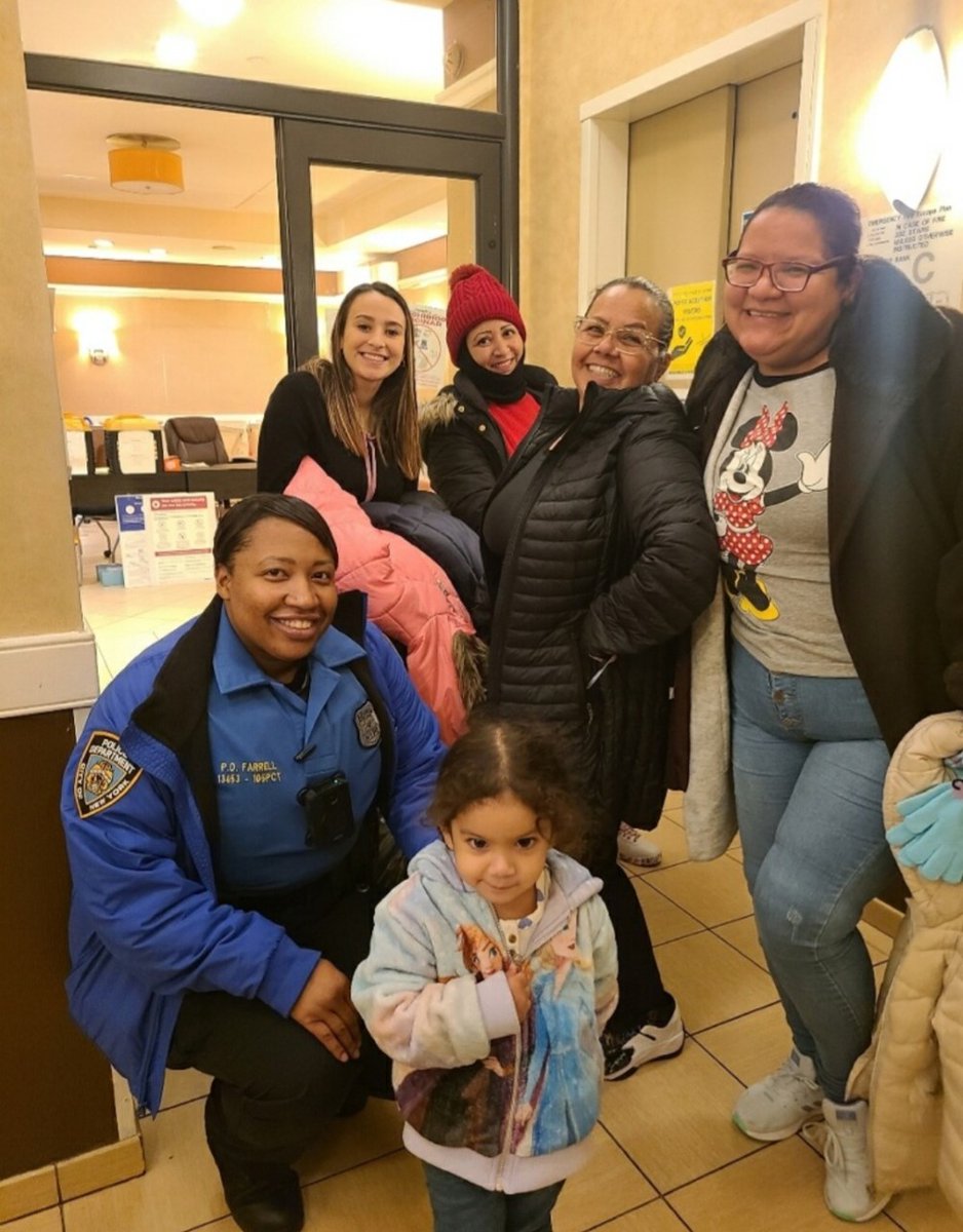 NYPD105Pct's tweet photo. Community Affairs visited a shelter to donate various items including coats, hats, scarfs, pants, and shoes. #NYPD #nypdcCommAff #nypdCAB https://t.co/vwaiSWfpmc