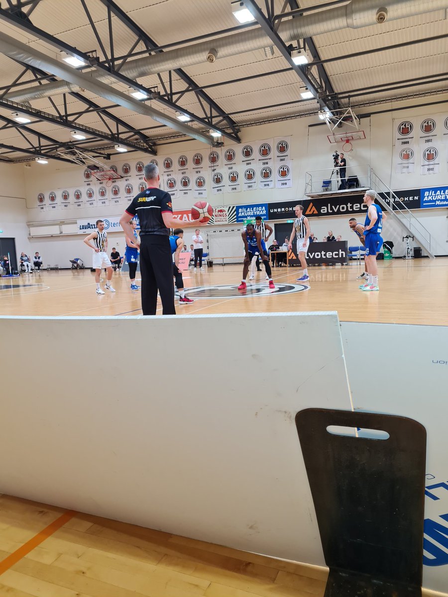 Gerum upp annan Fjórðung #Subwaydeildin. Allir aðilar á myndinni (dómarar og lið) fá nægt pláss #korfubolti

buzzsprout.com/226644/11983786