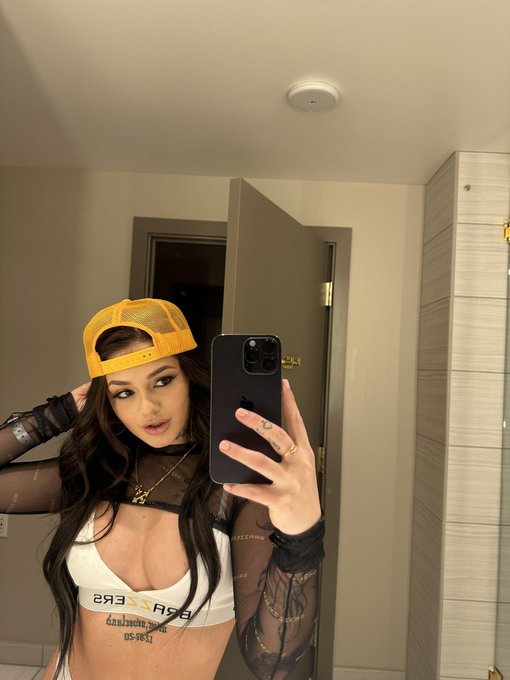 day 2!!!! who will i be seeing i&rsquo;ll be signing @brazzers booth 4-8pm✨🥳 https://t.co/QWRAVOy9hG