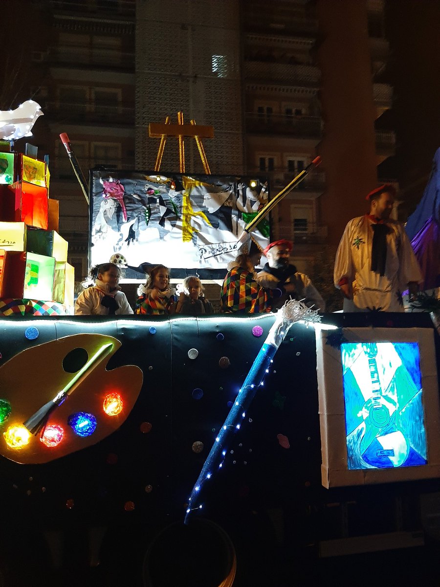 cabalgataHTZ's tweet photo. La carroza del AMPA del Pablo Picasso celebrando el 50⁰ aniversario... trae el arte en vivo a Hortaleza 
Gracias y enhorabuena por participar 
#cabalgataHTZ https://t.co/HcyW5FAWDR